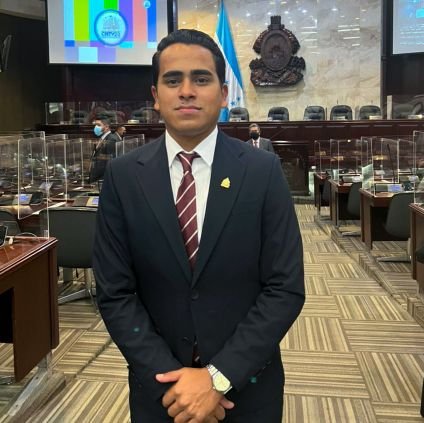 Licenciado en Periodismo. 

Diputado suplente del Congreso Nacional de la República. -Iroshka Elvir de Nasralla- 

Siempre del lado correcto de la historia.