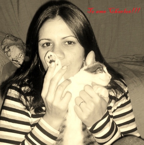 Eu sou uma mulher dedicada , que amo viver e amo meus filhos Júlia e Charles Henrique(meu gato)rsrsrsr! mais também é meu filhinho eu o adotei!
