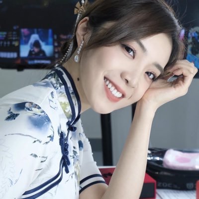 Hi I'm Yushuang/Currently hosting LPL for Riot games/ Weibo:@余霜YSCandice/ Ins:yushuangys/ if i am not posting here on Twitter you can definitely find me on ins.