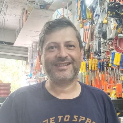 Graduado em História, pequeno comerciante sobrevivente, agricultor urbano nas horas vagas. Casado e pai de 2 filhos.