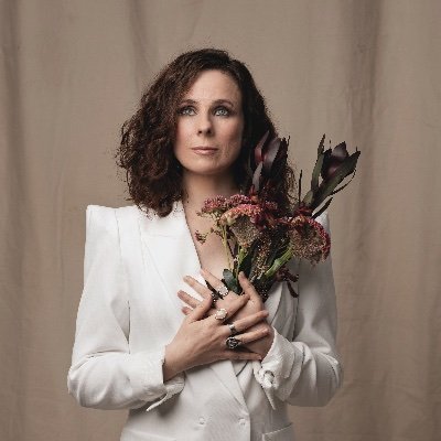 anxious but chatty writer/performer | The Christmas Wish-tastrophe out now | bonnet wearing improviser @austenimpro | Sara&Cariad's Weirdos Book Club