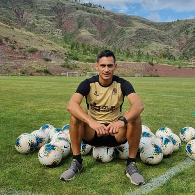 Futbolista profesional , actualmente en Club Cusco FC