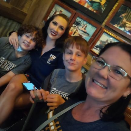 ReginaLeandro3's profile picture. Living it up!