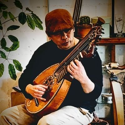 岐阜県関市本町にてTHE GUITAR MAN music schoolというギター教室&ライヴスペースをやりながらギター弾きをやっております。
世界で唯一の「一五一会ハープリュート(ヤイリギター 小池さんの作品)」奏者でもあります。
okame's, sayumi&aoki, ソロ等で演奏の仕事をしております。