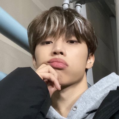 SHIMNlKI's profile picture. i rly don’t use twit :/