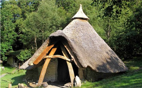 Eco retreat centre in oakwood clearing, Snowdonia. Centred around Celtic Roundhouse built on stories; dedicated to nurturing spirit & creativity in nature