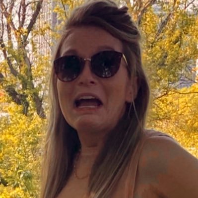 shmeelia's profile picture. a human bean