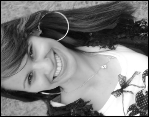 É necessário abrir os olhos e perceber que as coisas boas estão dentro de nós, onde os sentimentos não precisam de motivos nem os desejos de razão.