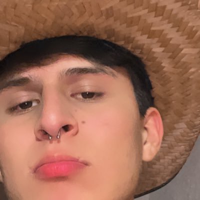 Fernand76514216's profile picture. Todo el tiempo necesito un maldito cigarro,maldito estrés 🚬😕