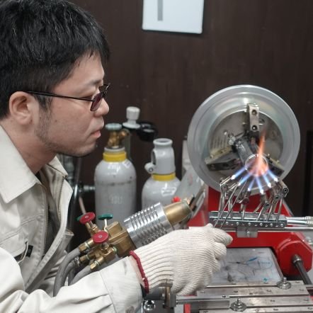 大正14年から京都で理化学用ガラスを作る町工場、山口硝子製作所です。難しいけど奥が深いガラス加工技術の道に職人全員挑戦し続けています。知られざるガラス加工の世界を若い人に知ってもらいたいとの想いでツイートしてます。
◎そこに工場があるかぎり/小川洋子著
◎NHKWorld/Corekyoto