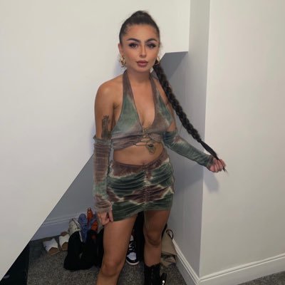 I’m the crazy cat lady🐱 insta: xcourtneywellsx