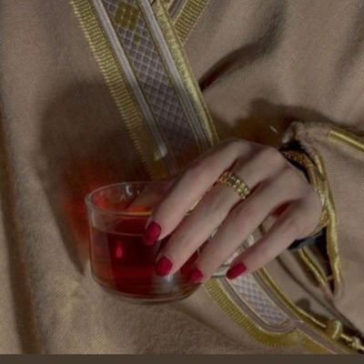 صعب جدا ان تراقب عبارات من تحب فتقتلك الظنون وتسأل (هل انا المعني ام شخص آخر؟)