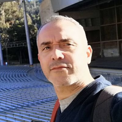Padre Orgulloso, miembro de una extraordinaria y singular familia. Diseñador Gráfico en mi tiempo libre y Especialista en Información cuando lo ocupo.