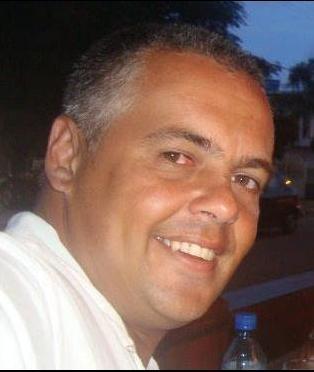 Surfista, jogador amador de poker, marido e pai de 2 meninas lindas. Um cara do bem.