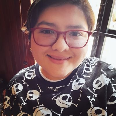Comunicóloga. Profesora. Soñadora. Me gusta editar, fotografiar y diseñar. En continuo proceso de aprendizaje y desaprendizaje. Algo cinéfila, gamer y viajera.
