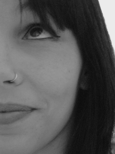 MarcelinhaL's profile picture. Fazendo uma média entre Pagu e Amélia, trilhando um caminho temperado com muito sarcasmo e muito rancor