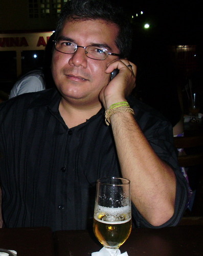 JORNALISTA, 39 ANOS, 18 DE CARREIRA. FORMADO EM FILOSOFIA. POETA E ESCRITOR COM DOIS LIVROS LANÇADOS. BATERISTA NAS HORAS VAGAS.