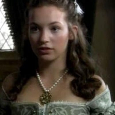 17th century lady (1600s) who is a 21yr old & used to live in Hamton court palace but now lives in Versailles. Noblewoman daughter of a Comte. #versaillesrp