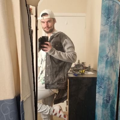 Hey guys! I'm Andrew,follow me and I will always try my hardest to follow back