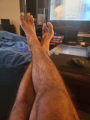 18+ Just a 🌈 guy that likes his size 11 feet  and hairy legs 🦊😈 🦶🏾🦶🏾