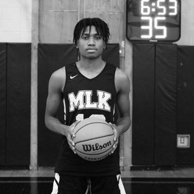 CO22’ 6’0 Guard Martin Luther King Jr. High School Instagram: nolimitjulius email @juliushillary59@gmail.com phone number 9293852878