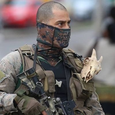Um moleque que pensa alto,
mais faz pouco.
Todo sonho é uma plena vontade
É toda vontade e um percurso
Para chegar alcançar...