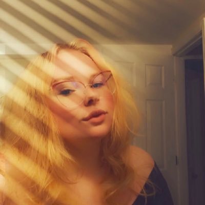 AnitasLounge's profile picture. Digital Artist and Wannabe Pro Gamer 🤣 check the Linktree 🤭 22. she/they