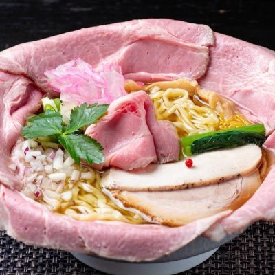 お昼は、スープは動物性不使用、煮干、節、昆布で出汁をひき、鶏油で仕上げた 🍜昼は、中華そば11時〜15時不定休‼️                 夜は、六助流家系ラーメン 六助家 家系ラーメン18時〜23時、日、祝日休み‼️        提携コインパーキング有り🚗