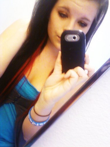 im jamie, i party, i do work on beerpong, im single :)