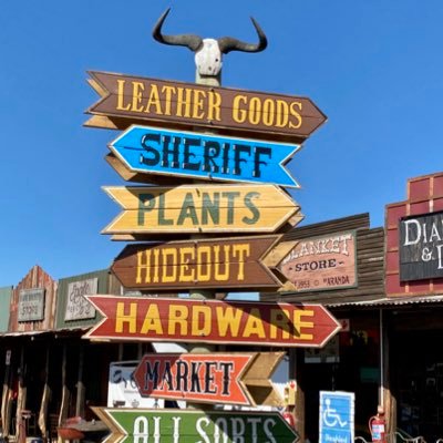 Old western themed town with restaurants, antique & art shops! 🤠🌵