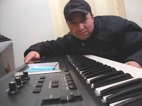 Casado,recepcionista de Hotel,apaixonado pela música