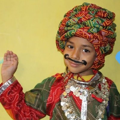 सारो देश ई रो र्यो छै
अजी कै भाई साहब
यो कांई हो र्यो छै
म्हनै क्ही रे भायया
सारो देश ई रो'र्यो छै
फेर भी म्हाको नेतो ताज पहर'र,
नछक नींद में सो रयो छै।