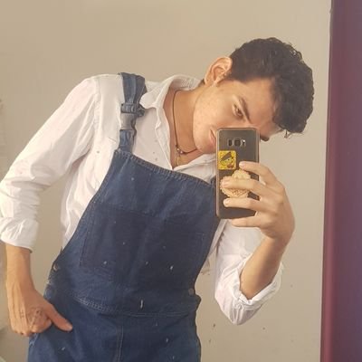 Párchese.
Podría ser cualquier cosa menos uribista. Fiel fan de Arctic Monkeys.