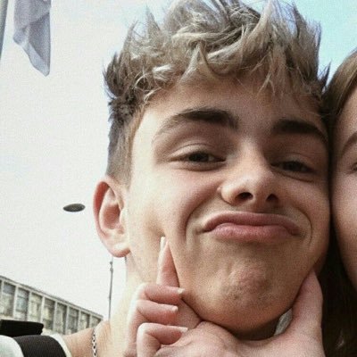 heartingbesson's profile picture. yeah i love wdw and taylor swift😫