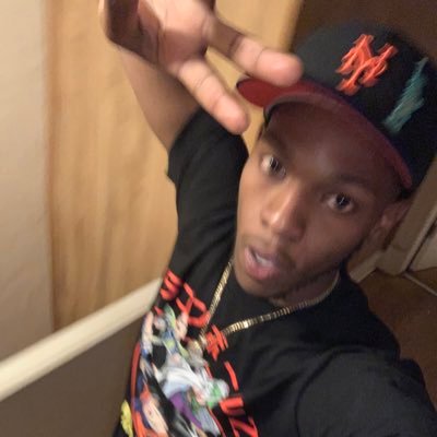 DaveHundo's profile picture. Catch me this page might be satire 😬