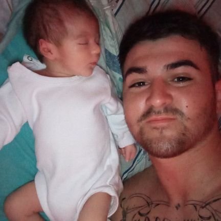 Con errores y cosas buenas, pero soy auténtico. Enamorao de mi novia😍
Logan Román sos mi vida hijo💙