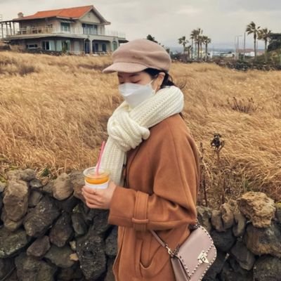 /𝒑𝒂𝒈/  ۫ ˑ  ּ (𝟤𝟢𝟢𝟢) ݁ ៵  ─Yo era aquel jardín, repleto de pétalos de flores caídas, veía como envejecían sin poder hacer nada.