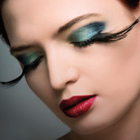 100% minerale make-up. Met de beste beschermende en voedende eigenschappen voor de huid, geeft de Mineralogie lijn de draagster een glamorous uitstraling.