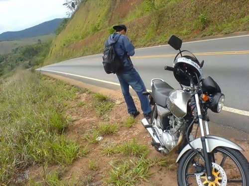Um cara tranquilo , têmperamento ameno , uma boca dois ouvidos , escuto mais e falo menos !