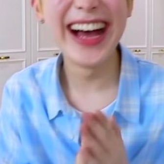 9rVlGVYsqd58ZrH's profile picture. 02/“I’m learning how to love myself”