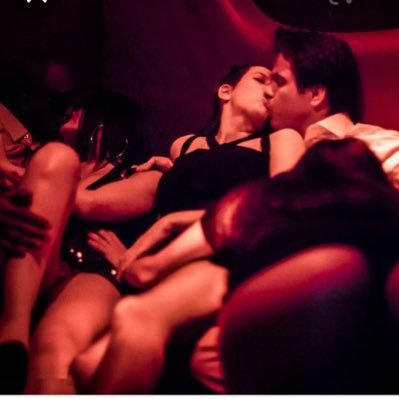Pareja Soft en busca de pasarlo bien y conocer parejas o terceras. El respeto ante todo. 😈😈😈.