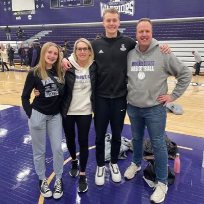 Husband, father and middle school teacher. Former coach who’s now watching his kids play. Go Raptors and Warriors!