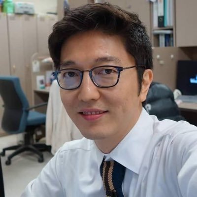 Huangyo02828250's profile picture. 我很自豪能成為一名骨科醫生，我承諾拯救世界，並確保每個人都身體健康。