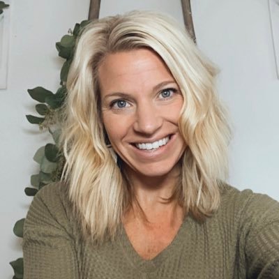 Julie Scholten ✨ I help breastfeeding moms get back in those pre-baby jeans with the keto diet without losing supply! 🤱 FREE Keto & Breastfeeding training ⬇️