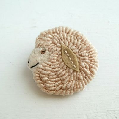 手刺繍でお花や動物をテーマにした、布小物を製作しています。
小さな世界の、小さな物語。
ブローチや巾着など販売中です。