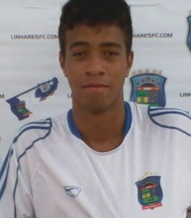 Atleta de cristo,que gosta de futebol e que ama ficar com a familia.