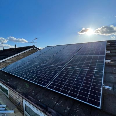 RollingsEV are official installers of Solar Power and Storage. We are a family run business of 25 years specialising in clean and renewable energy for the UK 🌱