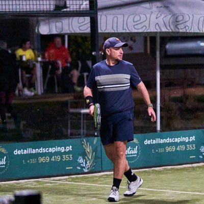 Pai, marido, Treinador de andebol(ano sabático), fascinado por desporto em geral, Viciado no Padel