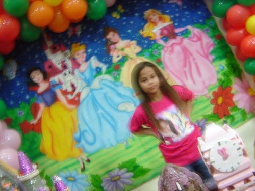 Menina que gosta de tirar foto,de fazer liçao,de ficar no pc,de ir para escola nao para escola pra ouvir a prof de matematica mas tudo bem..,kkkkkkkkkkkkkkkkkkk