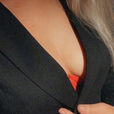 Dutch Hotwife, exploring the cuckold lifestyle with my husband. Black only besides husband… here to have a good time! DM open for BBC 😊